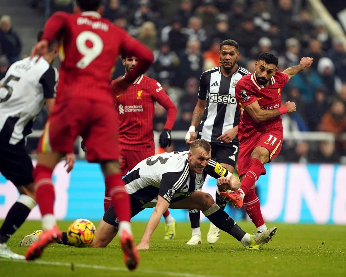 足球比赛激烈争抢场面